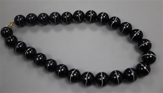 A banded agate bead necklace, 47cm.